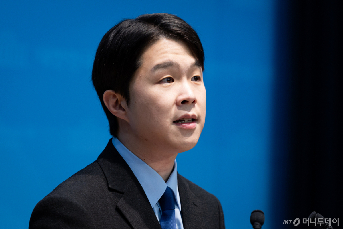 (서울=뉴스1) 유승관 기자 = 김형남 전 더불어민주당 서울시장 경선후보가 3일 서울 여의도 국회 소통관에서 최고위원 출마 선언 기자회견을 하고 있다. 2026.7.3/뉴스1 Copyright © 뉴스1. All rights reserved. 무단 전재 및 재배포, AI학습 이용 금지. /사진=(서울=뉴스1) 유승관 기자