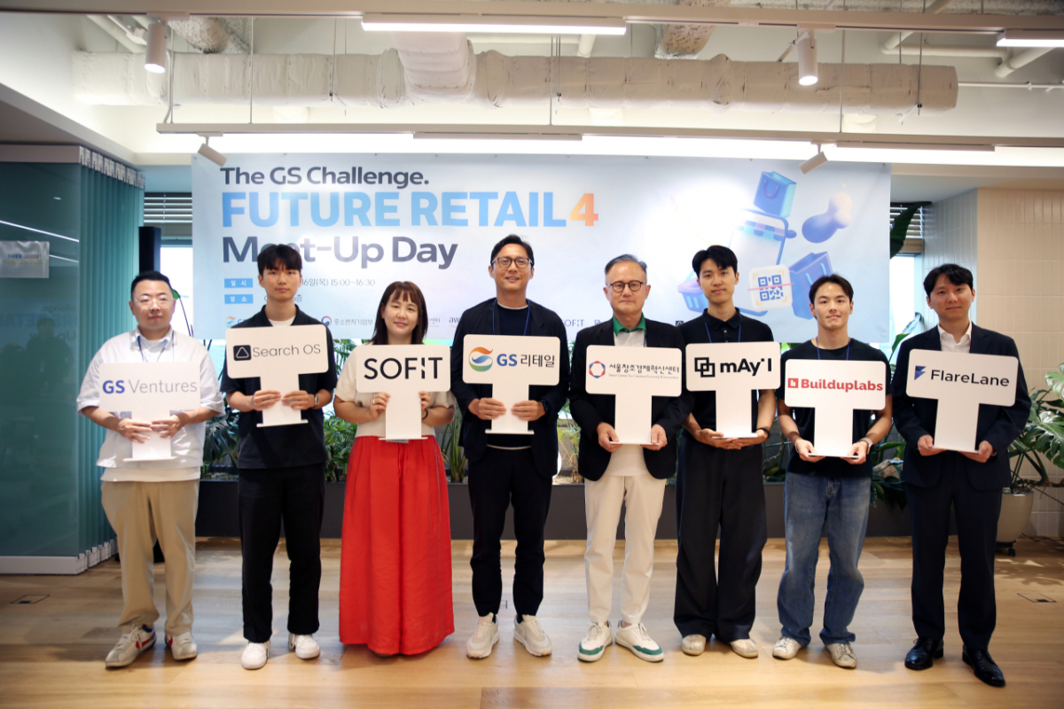 GS리테일이 16일 서울 강남구 GS타워에서 ‘더 지에스 챌린지 퓨처 리테일' 4기 밋업 행사를 개최하고 선발 스타트업과 현장 중심 AX 프로젝트에 본격 착수했다. 허서홍 GS리테일 대표(좌측부터 네번째)가 이영근 서울창조경제혁신센터 대표(좌측부터 다섯번째) 및 스타트업 대표들과 함께 파이팅을 외치고 있다./사진제공=GS리테일