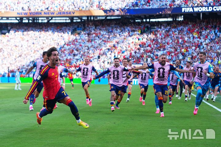 페란 토레스(FC바르셀로나)가 아르헨티나와의 '2026 국제축구연맹(FIFA) 월드컵 결승'에서 결승골을 터뜨리며 스페인에 16년 만의 우승을 안겼다. 사진은 결승골을 넣고 환호하는 토레스./이스트러더퍼드=AP/뉴시스