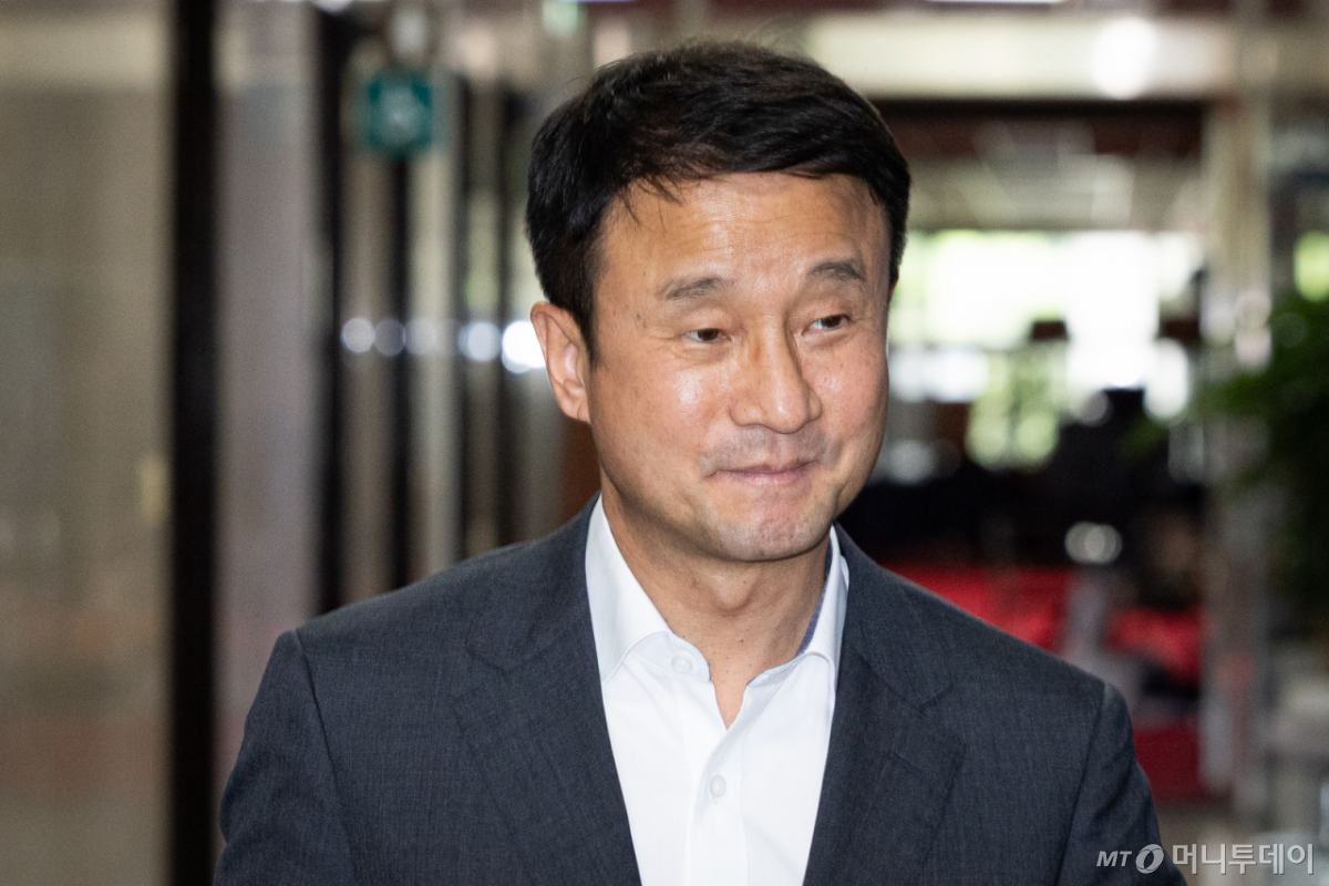 (서울=뉴스1) 유승관 기자 = 한병도 더불어민주당 당대표 직무대행 겸 원내대표가 17일 서울 여의도 국회에서 열린 비공개 당무위원회의에 참석하고 있다. 민주당 최고위원회는 이날 오전 8·17 전당대회 후보 자격 논란에 휩싸였던 송영길 전 대표와 김용 전 민주연구원 부원장에 대한 전대 출마를 허용하기로 당무위원회에 부의하기로 했다. 2026.7.17/뉴스1 Copyright © 뉴스1. All rights reserved. 무단 전재 및 재배포, AI학습 이용 금지. /사진=(서울=뉴스1) 유승관 기자