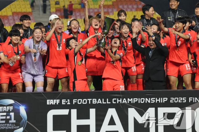 지난해 동아시아축구연맹(EAFF) E-1 풋볼 챔피언십(동아시안컵) 여자대표팀의 우승 세리머니 당시 함께 세리머니를 하고 있는 정몽규 당시 대한축구협회장. /사진=뉴스1 제공