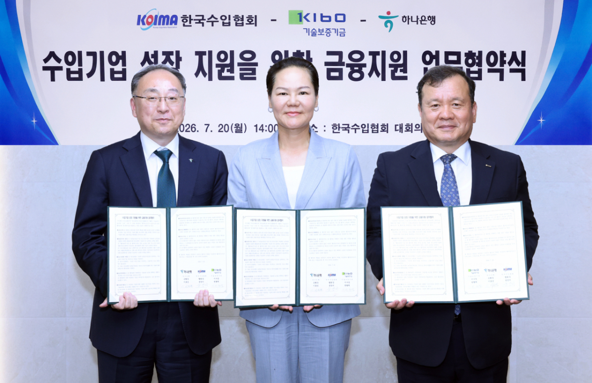 이정현 하나은행 외환사업단 상무(왼쪽부터), 윤영미 한국수입협회장, 이재필 기술보증기금 상임이사가 20일 오후 서울 서초구 소재 한국수입협회 대회의실에서 국내 수입기업의 성장 지원을 위한 금융지원 업무협약을 체결했다./사진제공=하나은행
