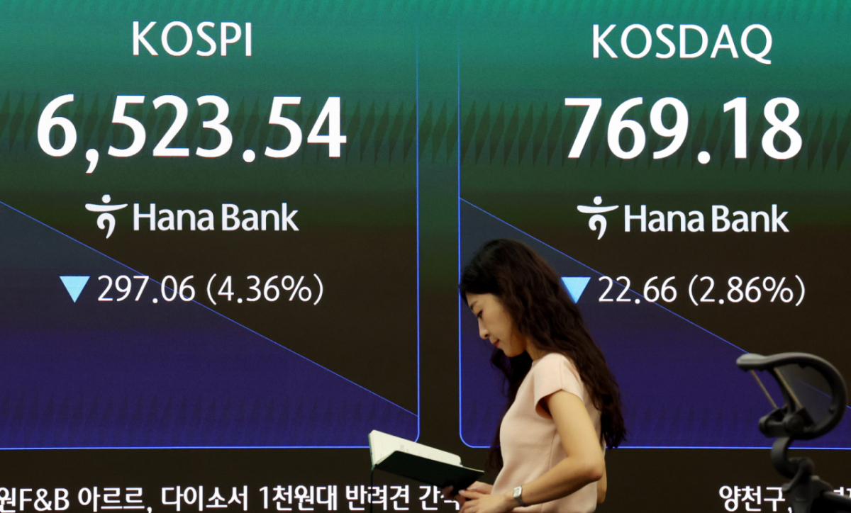 20일 오전 서울 중구 하나은행 본점 딜링룸./사진=뉴시스
