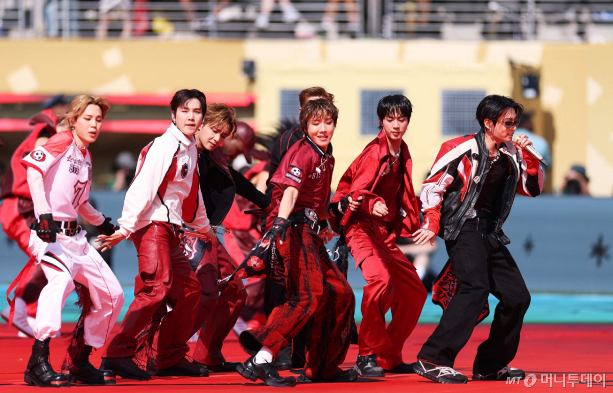 방탄소년단(BTS)의 RM, 진, 슈가, 제이홉, 지민, 뷔, 정국이 19일(현지시간) 뉴욕 뉴저지 스타디움에서 열린 2026 FIFA 월드컵 결승전 스페인과 아르헨티나의 경기 하프타임 쇼에서 공연하고 있다. /AFPBBNews=뉴스1