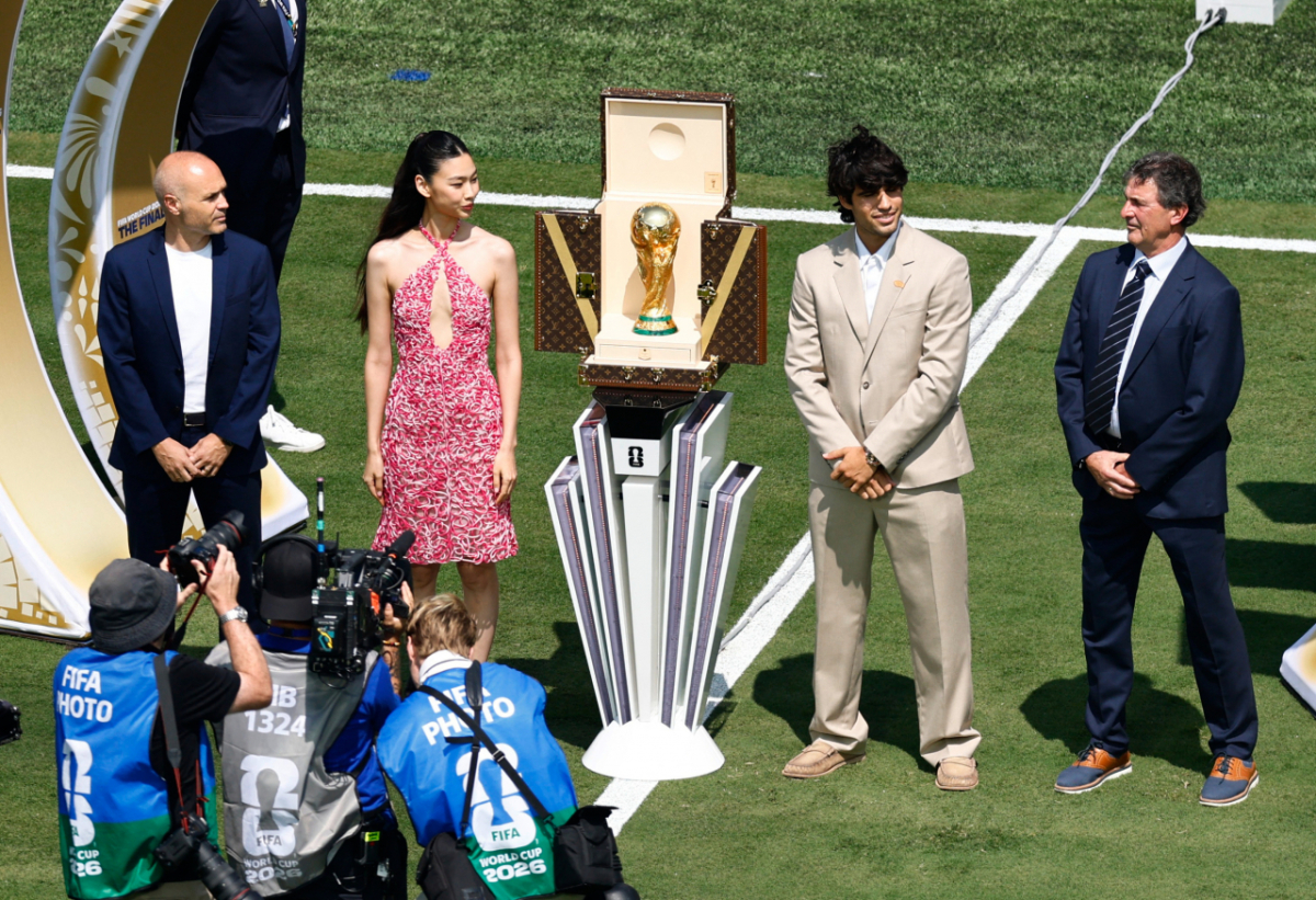 19일 뉴욕 뉴저지 스타디움에서 열린 2006 FIFA 월드컵 결승전에 앞서 카를로스 알카라스와 정호연(왼쪽 두번째)이 월드컵 트로피가 담긴 루이비통 트로피 트렁크를 선보이고 있다./로이터=뉴스1