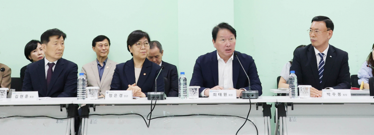 최태원 대한상공회의소 회장(오른쪽 두 번째)이 20일 경기도 화성시 나래울종합사회복지관에서 열린 복지사각지대 해소를 위한 기부금 전달식에서 발언하고 있다. /사진=대한상공회의소