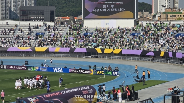 23일 수원종합운동장에서 열린 내고향축구단과 도쿄 베르디 벨레자의 2025-2026 아시아축구연맹(AFC) 여자 챔피언스리그 결승전. 우승을 확정한 내고향 선수들이 대형 인공기를 든 채 공동 응원단쪽으로 향하고 있다. 그런 내고향 선수들을 향해 박수를 보내고 있는 공동 응원단. /사진=김명석 기자