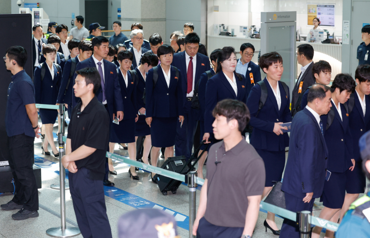 (인천공항=뉴스1) 안은나 기자 = 북한 내고향여자축구단 선수들이 24일 오후 인천국제공항 1터미널에서 중국 베이징으로 출국하기 위해 이동하고 있다. 내고향축구단은 2025-2026 아시아축구연맹(AFC) 여자 챔피언스리그(AWCL) 결승 도쿄 베르디와의 경기에서 1-0으로 승리해 사상 처음으로 아시아 정상에 올랐다. 2026.5.24/뉴스1 /사진=(인천공항=뉴스1) 안은나 기자