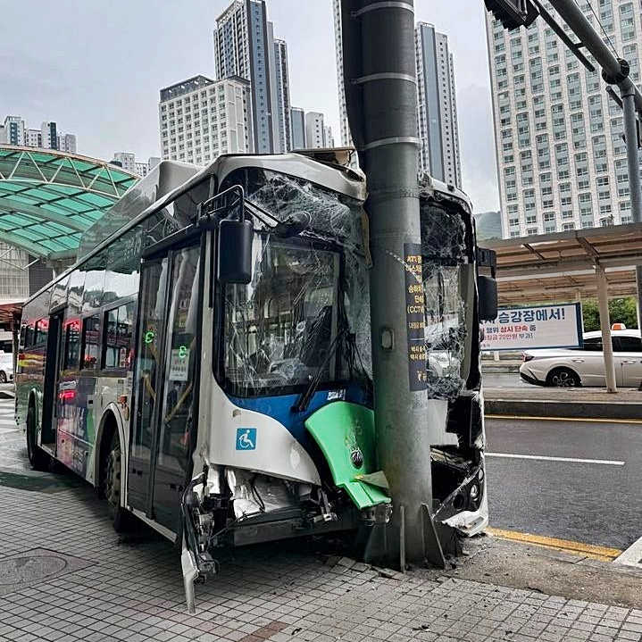 20일 경기 광명시 KTX 광명역 3번 출구 앞 인도로 시내버스가 돌진하는 사고가 발생했다./사진=경기도소방재난본부 제공