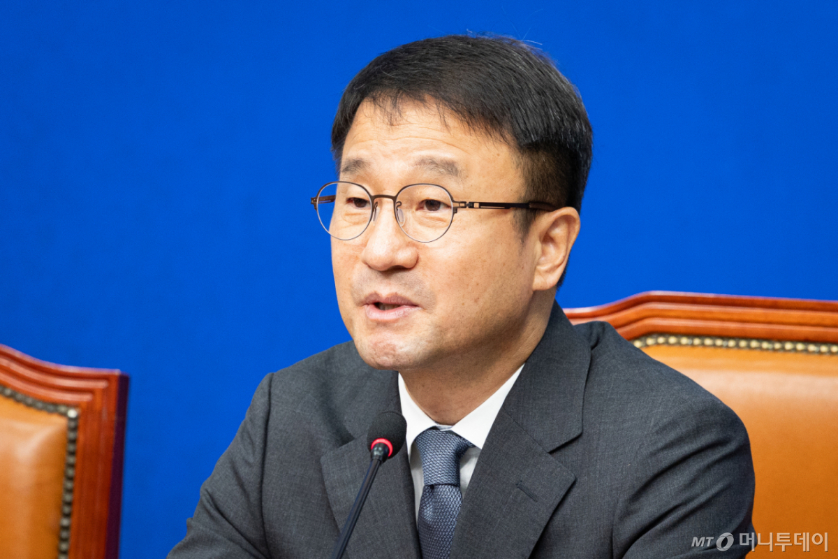 한병도 더불어민주당 당대표 직무대행 겸 원내대표가 20일 서울 여의도 국회에서 열린 최고위원회의에서 모두 발언을 하고 있다. /사진=뉴스1