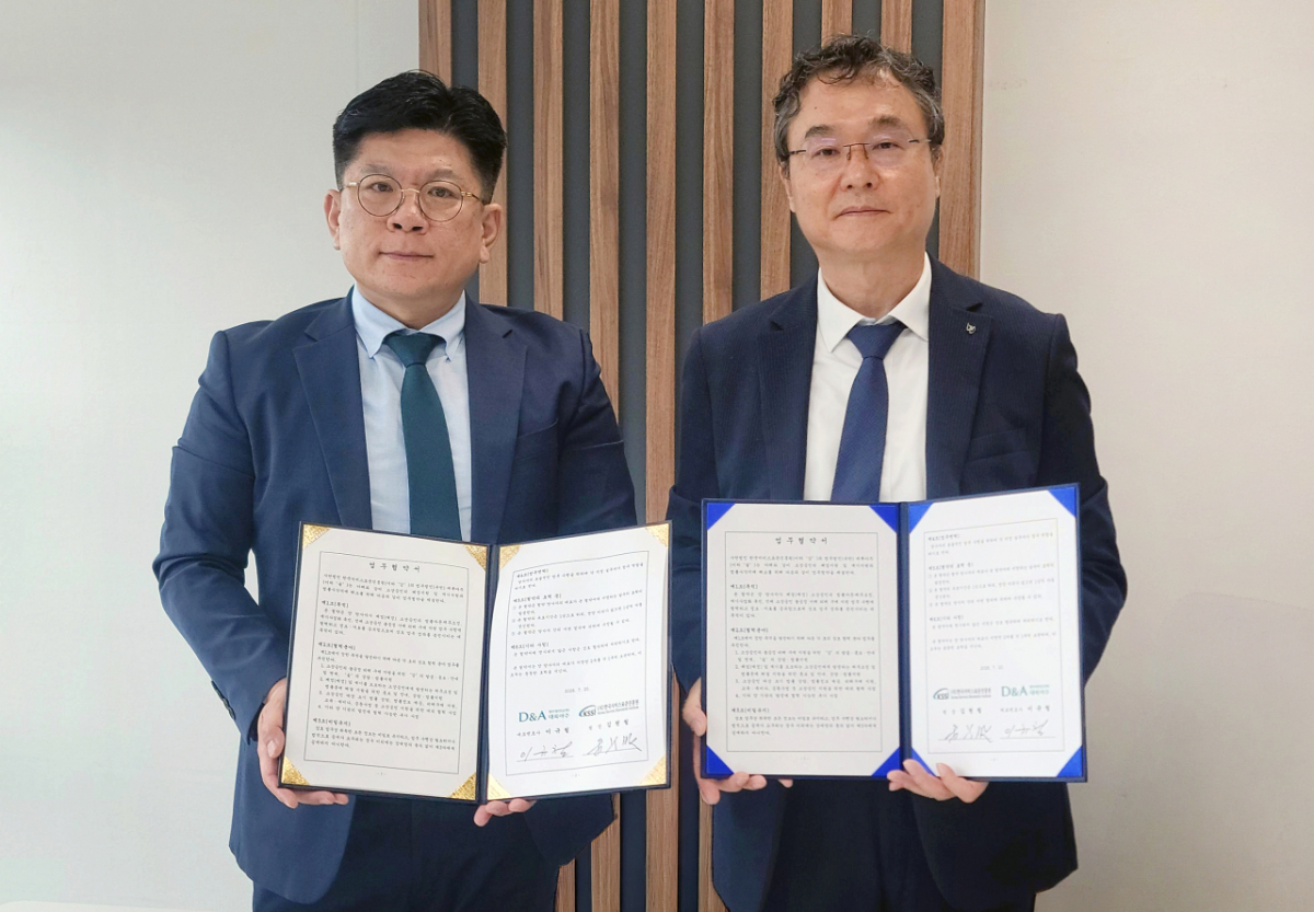 조용기 법무법인 대륙아주 변호사(오른쪽) 와 김현철 한국서비스표준진흥원 원장(왼쪽)이 기념 촬영을 하고 있다./사진제공=법무법인 대륙아주