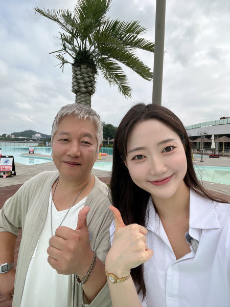 김시영 시흥시 문화홍보대사(왼쪽)와 이우현 아나운서가 거북섬 웨이브파크에서 버스킹 촬영을 함께하며 기념촬영을 하고 있다./사진=이민호기자