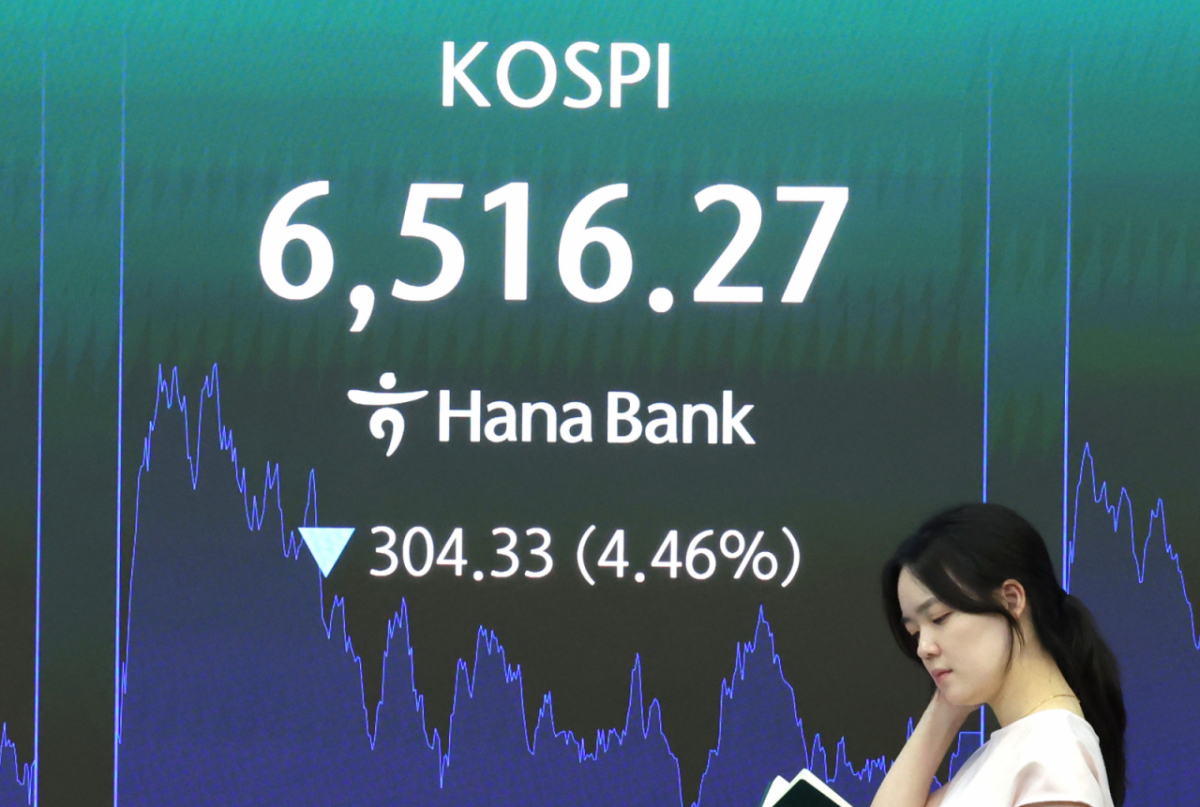 (서울=뉴스1) 이종수 기자 = 20일 서울 중구 하나은행 딜링룸 전광판에 코스피 지수가 표시되고 있다. 이날 코스피는 전 거래일보다 304.33포인트(p)(4.46%) 하락한 6516.27로 거래를 마쳤다. 2026.7.20/뉴스1 Copyright © 뉴스1. All rights reserved. 무단 전재 및 재배포, AI학습 이용 금지. /사진=(서울=뉴스1) 이종수 기자