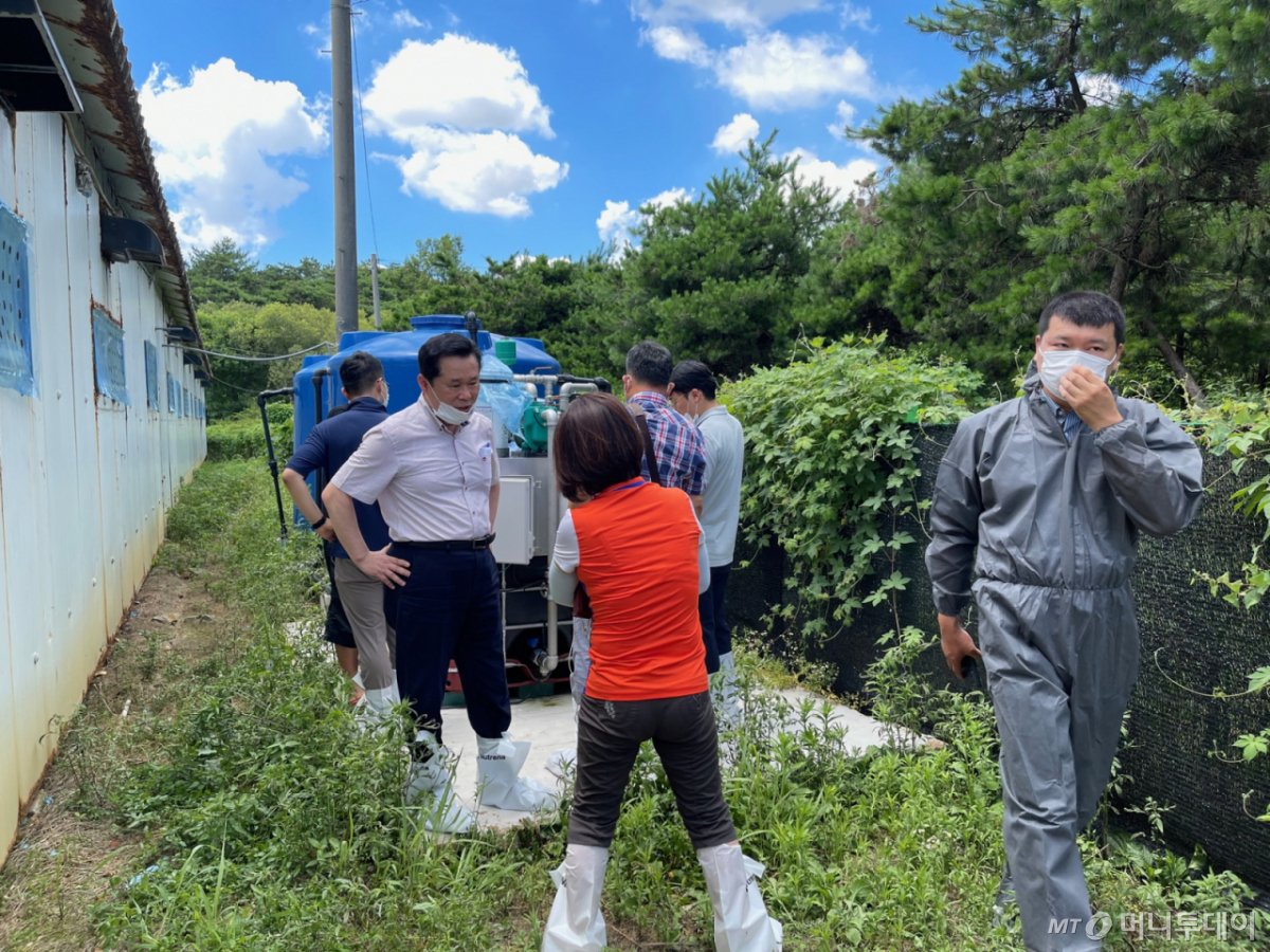 군 부녀회장, 시민사회 관계자 등으로 구성된 고창군 축산악취개선 지역협의회 회원들이 지난 7월 천구농장을 찾아 축산악취저감기 운영상태 등을 점검하고 있다.