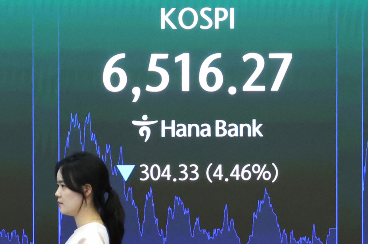 (서울=뉴스1) 이종수 기자 = 20일 서울 중구 하나은행 딜링룸 전광판에 코스피 지수가 표시되고 있다. 이날 코스피는 전 거래일보다 304.33포인트(p)(4.46%) 하락한 6516.27로 거래를 마쳤다. 2026.7.20/뉴스1 Copyright © 뉴스1. All rights reserved. 무단 전재 및 재배포, AI학습 이용 금지. /사진=(서울=뉴스1) 이종수 기자