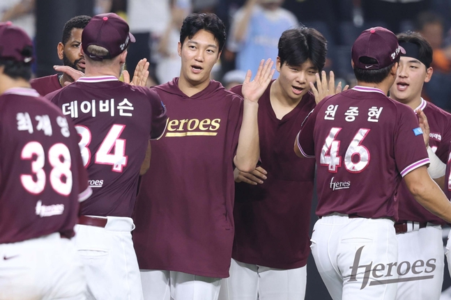 18일 선발투수 안우진(가운데)을 비롯한 키움 선수들이 기뻐하고 있다. /사진=키움 히어로즈