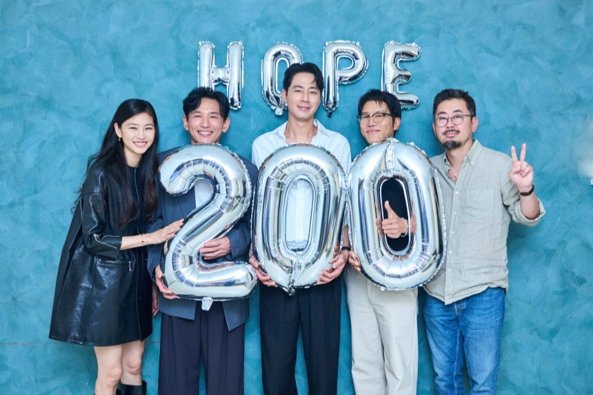 나홍진 감독의 신작 '호프'가 개봉 5일 만에 200만 관객을 돌파하며 올해 최단 흥행 기록을 새로 썼다. 하지만 흥행 열기와 달리 관객들의 평가는 극명하게 엇갈리고 있다. 영화계에서는 오히려 이러한 '호불호'가 작품에 대한 관심을 키우며 관객을 극장으로 이끄는 요인으로 작용하고 있다는 분석도 나온다. 영화 '호프' 200만 관객 돌파를 기념하는 배우들과 나홍진 감독. /사진=플러스엠 엔터테인먼트