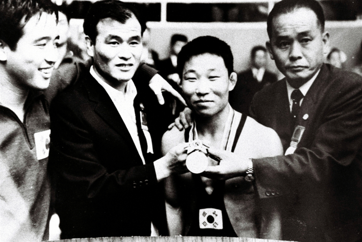 고(故) 장창선(오른쪽에서 두 번째) 선생의 1964년 도쿄올림픽 레슬링 자유형 벤텀급 은메달 획득 당시 모습. /사진=대한체육회 제공