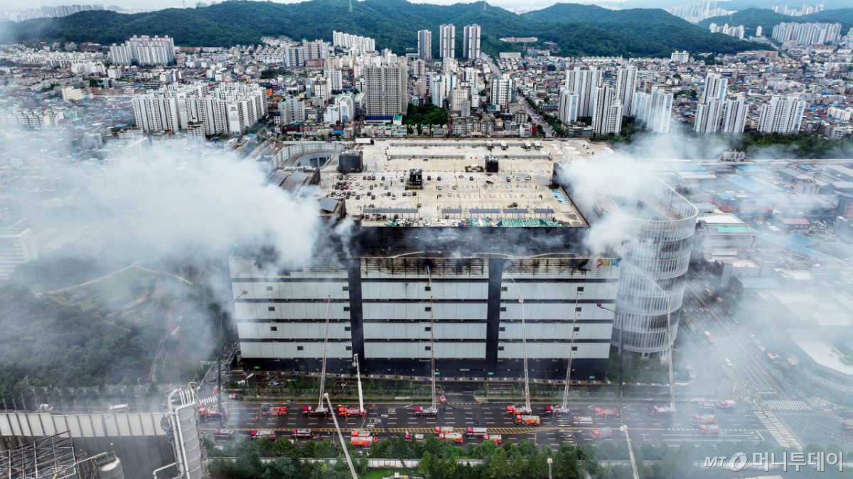 (인천=뉴스1) 김진환 기자 = 20일 인천 서해구 석남동 쿠팡32물류센터에서 화재가 발생해 소방당국이 진압을 하고 있다. 지난 18일 오전 6시 54분쯤 발생한 화재는 50시간 넘게 꺼지지 않고 있다. 2026.7.20/뉴스1 Copyright © 뉴스1. All rights reserved. 무단 전재 및 재배포, AI학습 이용 금지. /사진=(인천=뉴스1) 김진환 기자