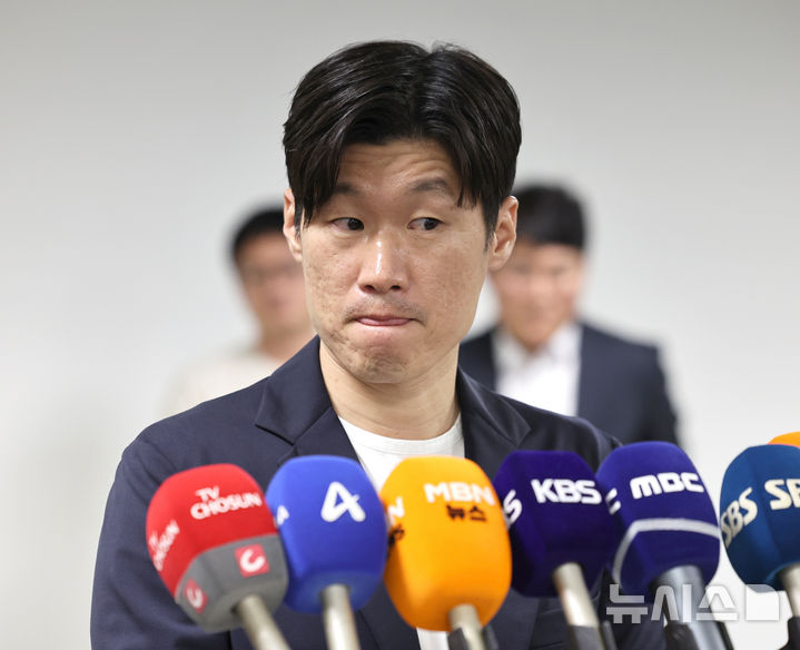 박지성 K-축구 혁신위원회 공동위원장이 20일 'K-축구혁신위원회 3차 회의'를 마친 뒤 취재진 질문을 듣고 있다. /사진=뉴시스 제공