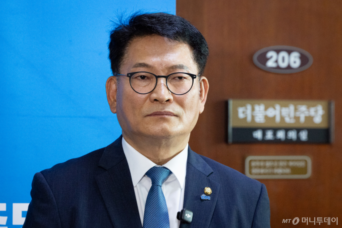 (서울=뉴스1) 유승관 기자 = 더불어민주당 8·17 전당대회에서 당대표에 출마하려다 '피선거권 자격 논란'에 휩싸인 송영길 전 대표가 17일 서울 여의도 국회에서 열린 비공개 최고위원회의에 참석 후 기자회견을 하고 있다. 민주당 지도부는 16일 심야 긴급 최고위원회 간담회를 열고 복당 후 6개월이 지나지 않은 송 전 대표와 당비를 미납한 김용 전 민주연구원 부원장에 대한 피선거권 자격 문제를 논의했으나 결론내지 못했다. 2026.7.17/뉴스1 Copyright © 뉴스1. All rights reserved. 무단 전재 및 재배포, AI학습 이용 금지. /사진=(서울=뉴스1) 유승관 기자
