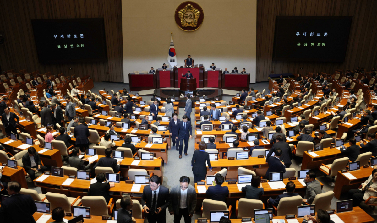 윤상현 국민의힘 의원이 20일 서울 여의도 국회에서 열린 제437회 국회(임시회) 제1차 본회의에서 윤석열·김건희에 의한 내란·외환 및 국정농단 행위의 진상규명을 위한 특별검사 임명 등에 관한 법률 일부개정법률안(대안)에 대해 무제한토론(필리버스터)을 하고 있는 가운데 민주당 의원들이 이동하고 있다. /사진=뉴시스