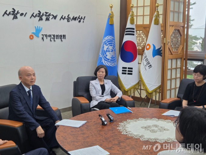 안창호 인권위원장이 윤석열 전 대통령 방어권 의결 폐기 안건 상정을 촉구하기 위해 위원장실에 항의 방문한 6명의 인권위원들과 대화하고 있는 모습. /사진=김서현 기자 ssn3592@