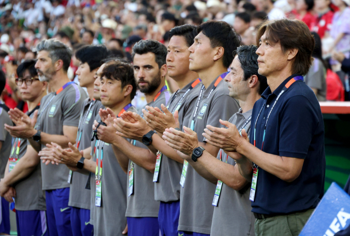 홍명보(오른쪽) 전 대한민국 축구 국가대표팀 감독이 박수치고 있다. /사진=김진경 대기자