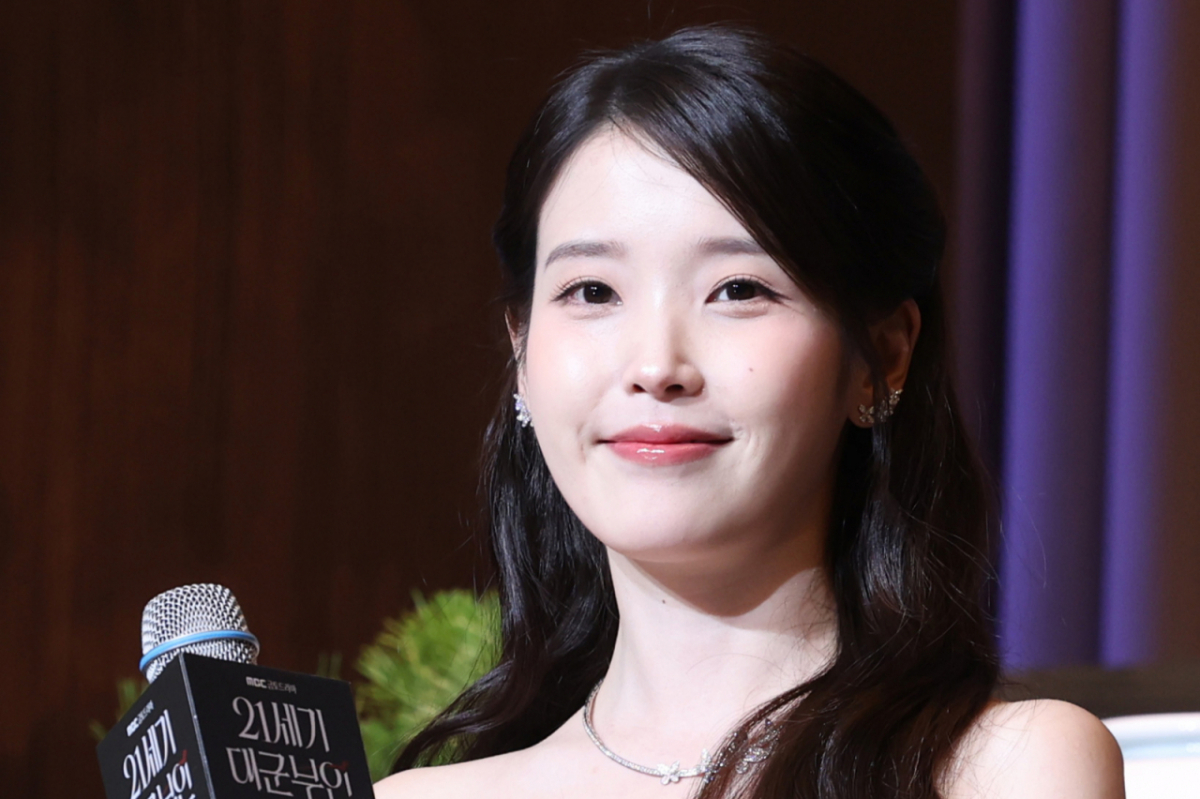 가수 겸 배우 아이유가 자신을 향한 악성 게시물 작성자의 신원을 확인하기 위해 미국 법원에 증거개시를 신청했다. 사진은 가수 겸 배우 아이유. /사진=뉴시스