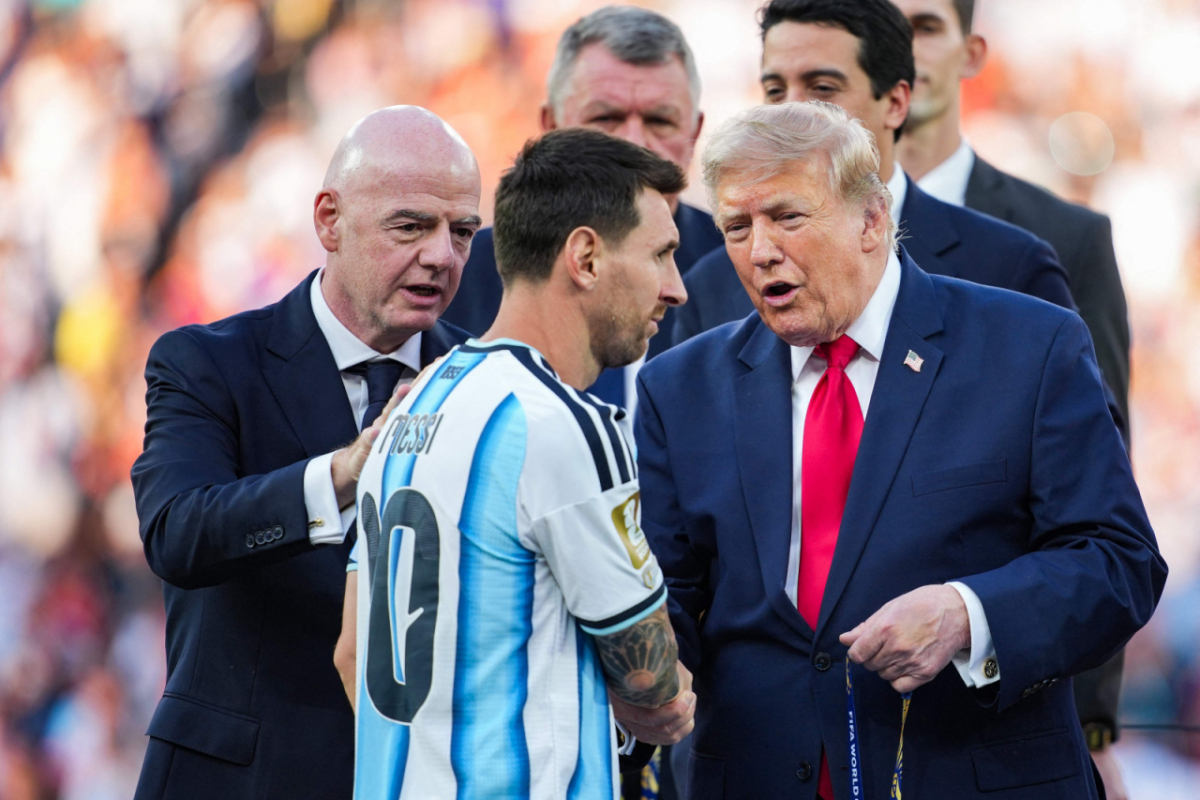 스페인은 19일 미국 뉴저지에서 열린 2026 FIFA 북중미 월드컵 결승전에서 아르헨티나를 연장 접전 끝에 1-0으로 꺾고 정상에 올랐다. 현지 언론에 따르면 이스라엘 정치권과 축구 팬들은 친이스라엘 성향으로 알려진 아르헨티나를 응원했던 것으로 전해졌다. 사진은 리오넬 메시에게 준우승 메달을 수여하는 도널드 트럼프 미국 대통령. /사진=뉴스1