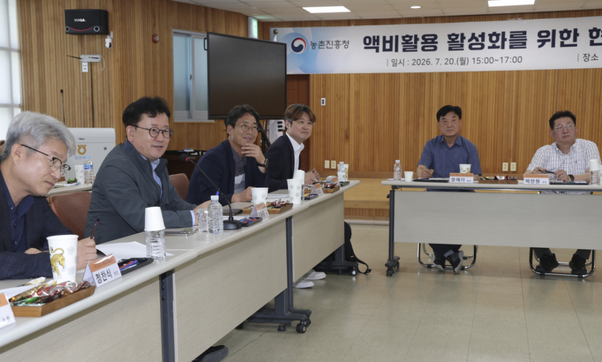 이승돈 농촌진흥청장이 20일 경남 합천군 합천축협 가축분뇨 공동자원화시설을 방문해 액비 생산·공급 현황을 점검하고, 액비 활용 확대 방안과 관련한 현장 의견을 청취했다. /사진=농촌진흥청