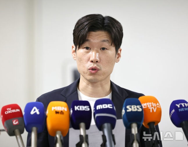 박지성 K-축구 혁신위원회 공동위원장이 20일 오후 서울 종로구 국립현대미술관 서울관 사무동에서 'K-축구혁신위원회 3차 회의'를 마친 뒤 취재진 질문에 답하고 있다. /사진=뉴시스
