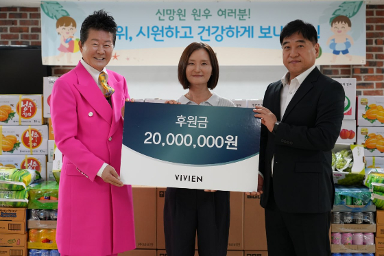 (왼쪽부터)가수 태진아와 박명희 신망원 원장, 손영섭 비비안 대표가 지난 20일 경기도 양평군에 위치한 아동양육시설 신망원에서 기부식을 갖고 기념촬영을 하고 있다. 사진=비비안 제공