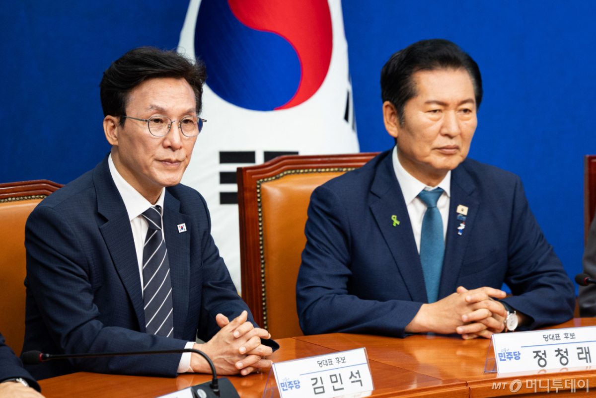 (서울=뉴스1) 유승관 기자 = 더불어민주당 김민석(왼쪽), 정청래 당대표 후보가 20일 서울 여의도 국회에서 열린 공명선거실천 서약식에 참석해 자리하고 있다. 2026.7.20/뉴스1 Copyright © 뉴스1. All rights reserved. 무단 전재 및 재배포, AI학습 이용 금지. /사진=(서울=뉴스1) 유승관 기자
