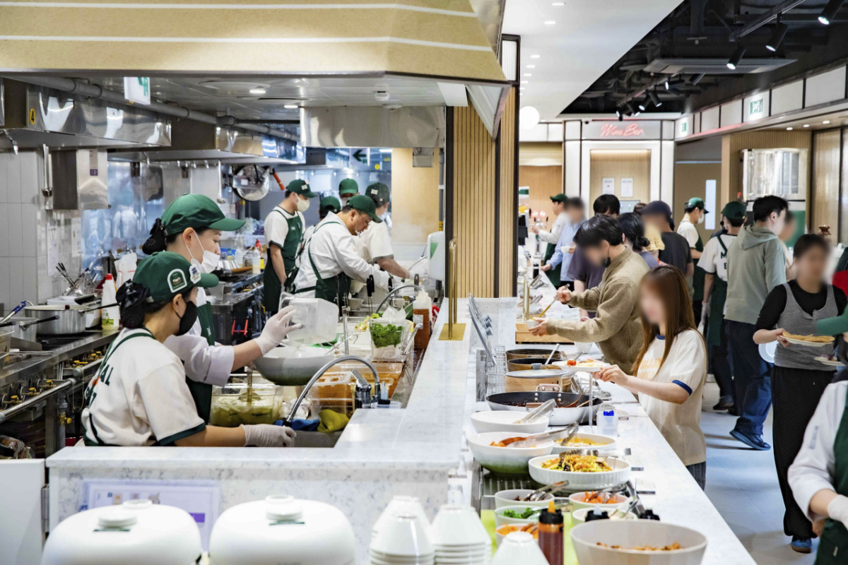 고객들로 붐비는 테이크 매장 전경 /사진제공=아워홈