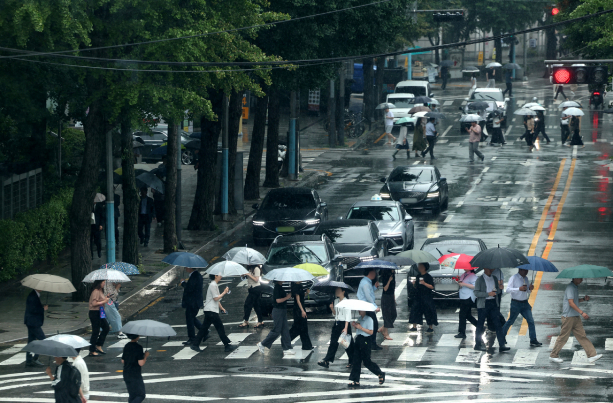 전국에 장맛비가 내리는 지난 20일 오후 서울 종로구 도렴동 횡단보도에서 인근 직장인들이 우산을 쓰고 걸어가고 있다. /사진=뉴시스.