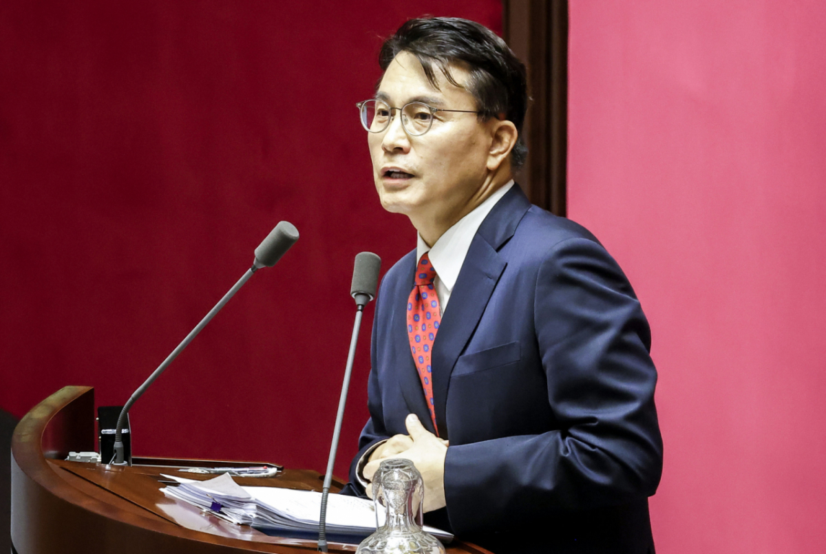 윤상현 국민의힘 의원이 지난 20일 서울 여의도 국회에서 열린 제437회 국회(임시회) 제1차 본회의에서 윤석열·김건희에 의한 내란·외환 및 국정농단 행위의 진상규명을 위한 특별검사 임명 등에 관한 법률 개정안에 반대하는 무제한 토론(필리버스터)을 하고 있다./사진=뉴시스