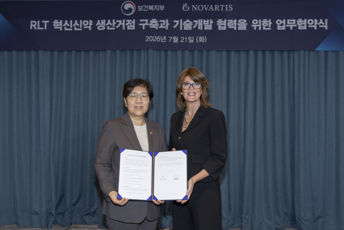 정은경 보건복지부 장관(사진 왼쪽)과 주디스 러브 노바티스 APMA 총괄 사장이 21일 서울 용산 노보텔 앰배서더 호텔에서 한국 내 방사성 리간드 치료제 생태계 조성을 위한 양해각서(MOU)를 체결하고 기념촬영하고 있다./사진=보건복지부