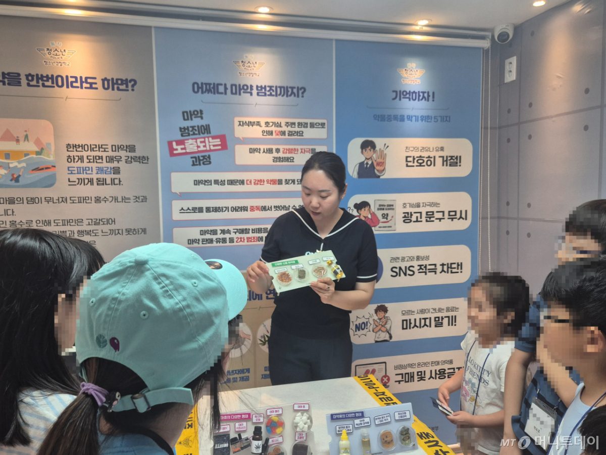 지난달 30일 오후 서울 동착청소년경찰학교에서 마약예방 교육을 진행 중인 양은영 강사의 모습. /사진=박진호 기자.
