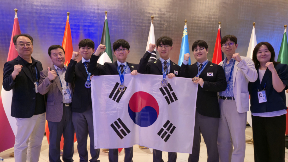 2026년 제58회 국제화학올림피아드 한국대표단. 정현 단장(동국대), 최수혁 부단장(연세대), 김도훈(광주과학고 3), 김상연(인천과학예술영재교 3), 임장호(광주과학고 3), 이은성(대구과학고 3) 학생, 권성중 지도교수(건국대), 박기영 지도교수(KAIST) (왼쪽부터)/사진=과학기술정보통신부