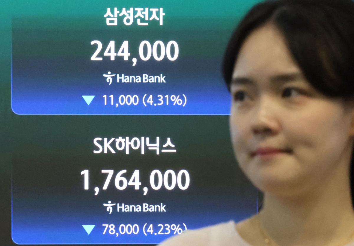 지난 20일 서울 중구 하나은행 딜링룸 전광판에 삼성전자, SK하이닉스 증시가 표시되고 있다. 이날 코스피는 전 거래일보다 304.33포인트(p)(4.46%) 하락한 6516.27로 거래를 마쳤다. /사진=뉴스1
