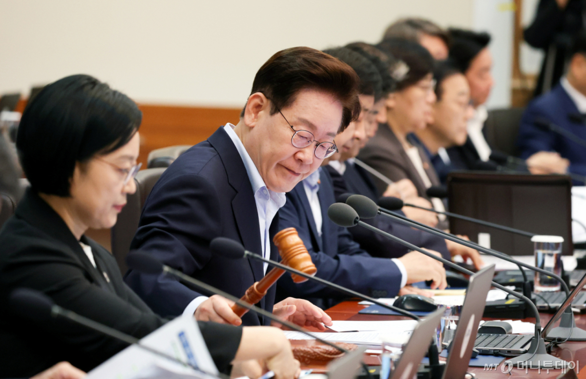 [서울=뉴시스] 김진아 기자 = 이재명 대통령이 21일 청와대에서 열린 국무회의에서 의사봉을 두드리며 개회를 선언하고 있다. (청와대통신사진기자단) 2026.07.21. bluesoda@newsis.com /사진=