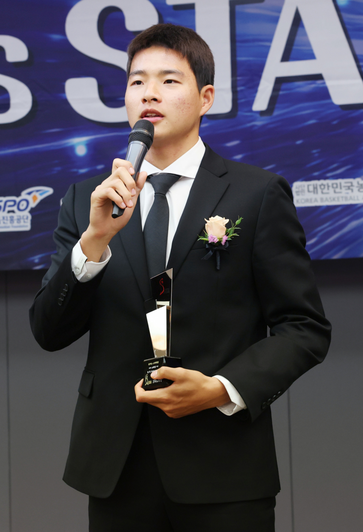축구 부문 스타상 김현오(충남기계공고3·대전하나시티즌)가 지난해 서울 중구 프레스센터에서 진행된 '2025 퓨처스 스타대상' 시상식에 참석해 수상한 뒤 수상소감을 전하고 있다. /사진=김휘선 기자