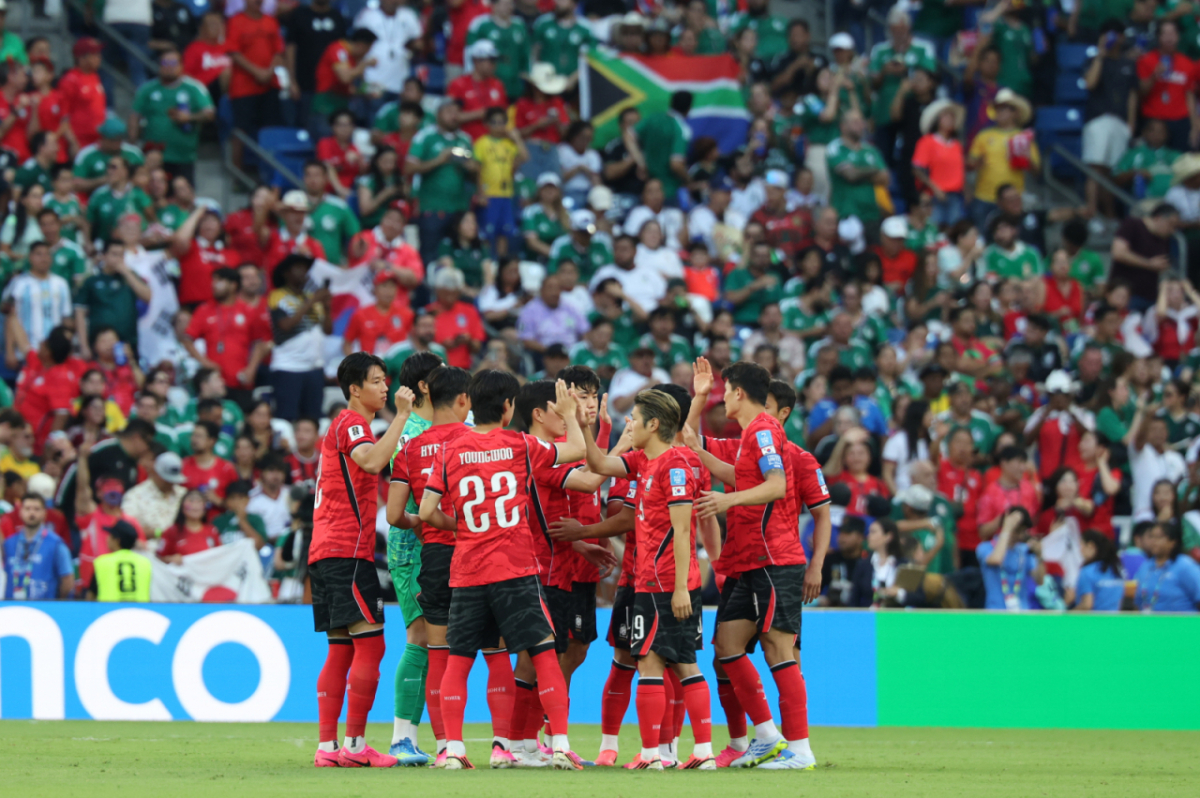 2026 국제축구연맹(FIFA) 북중미 월드컵 조별리그에서 탈락한 대한민국 축구 대표팀의 FIFA 랭킹이 32위까지 추락했다. 사진은 한국 축구 대표팀이 지난달 24일(현지시간) 멕시코 스타디움에서 열린 2026 북중미 월드컵 A조 조별리그 3차전 남아프리카 공화국과의 경기에 앞서 결의를 다지는 모습이다. /사진=뉴스1