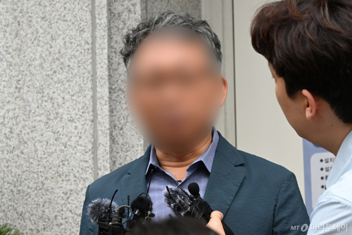 [전남광주=뉴시스] 이현행 기자 = '장윤기 사건'과 관련해 직무유기 혐의 등을 받고 있는 전 광주 광산경찰서 소속 A경정이 21일 오전 전남광주 동구 광주지법에서 열리는 구속 전 피의자 심문(영장실질심사)에 출석하고 있다. 2026.07.21. lhh@newsis.com /사진=이영주