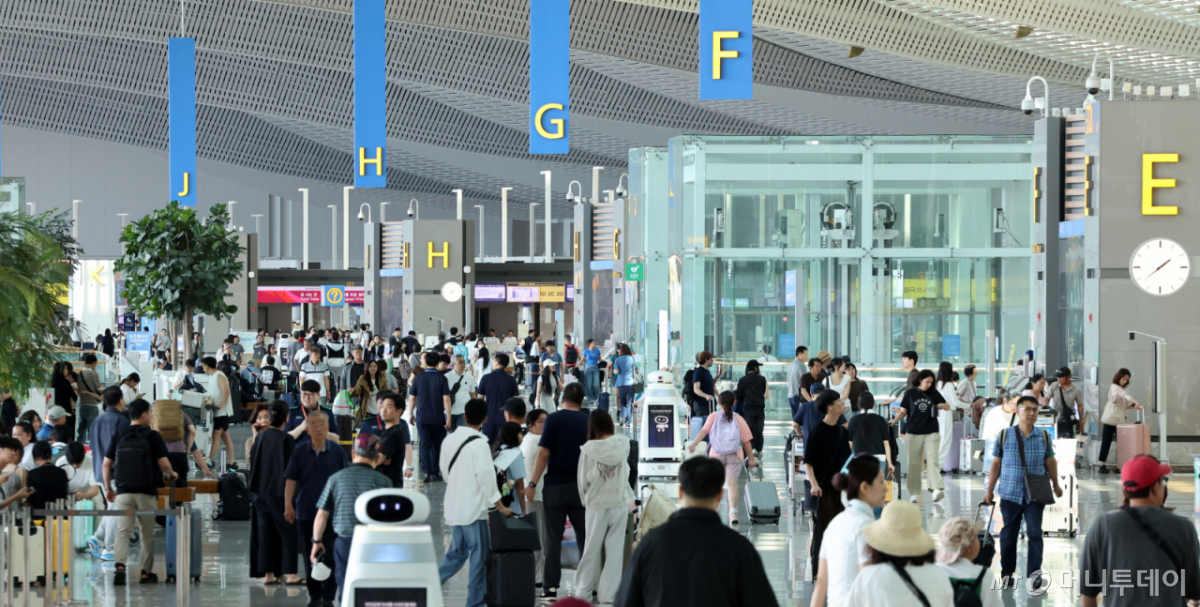 [인천공항=뉴시스] 박주성 기자 = 인천국제공항 누적 여객 10억명 달성한 7일 인천국제공항 2터미널 출국장이 붐비고 있다. (공동취재) 2026.07.07. photo@newsis.com /사진=