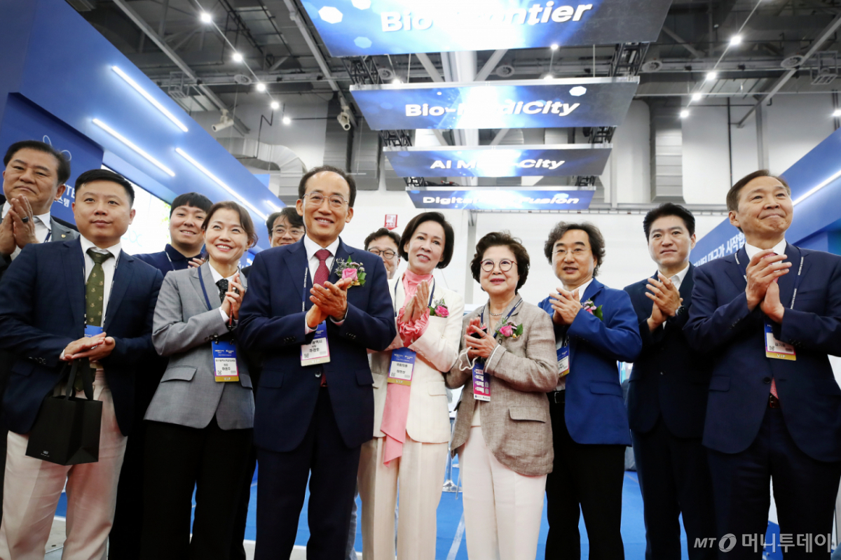 추경호 대구시장(왼쪽 세번째)이 3일 대구 북구 엑스코(EXCO)에서 개막한 '2026 메디엑스포 코리아' AI바이오·메디시티대구협의 부스를 찾아 개막을 축하하고 있다. /사진=뉴스1