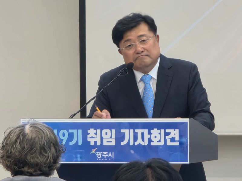 박 시장이 기자 질문에 답하고 있다./사진=이민호기