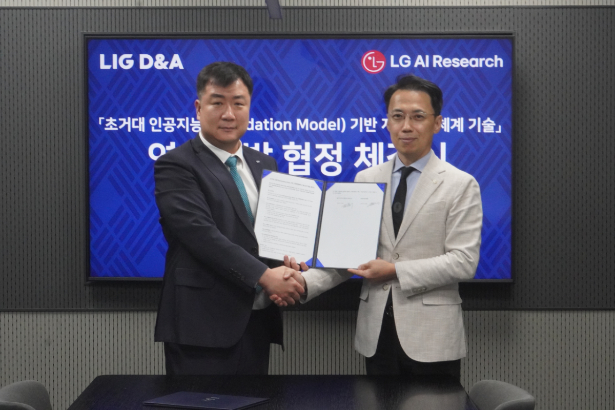김현기(왼쪽) LIG D&A C5ISR 사업본부장과 이화영 LG AI연구원 사업부문장이 지난 20일 ‘초거대 인공지능 기반 지휘통제체계 기술개발을 위한 업무협약’을 체결하고 기념사진을 촬영하고 있다./사진=LIG D&A