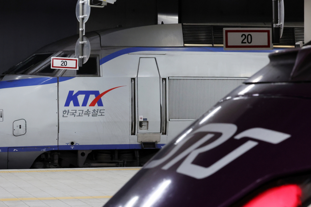 기사 이해를 돕기 위한 사진. 서울 강남구 수서역 승강장에 KTX 시운전 열차와 SRT 열차가 나란히 정차해 있는 모습./사진=뉴시스